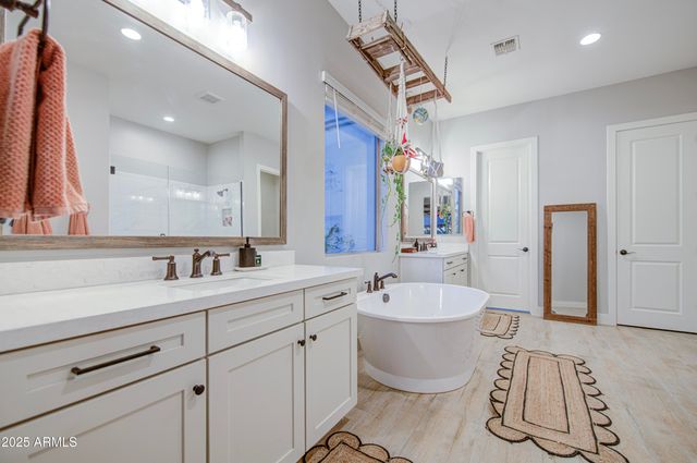 1687 E Lobo Street, San Tan Valley, AZ 85140