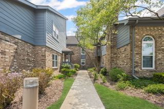 11 Foxcroft Road 11-131, Naperville, IL 60565