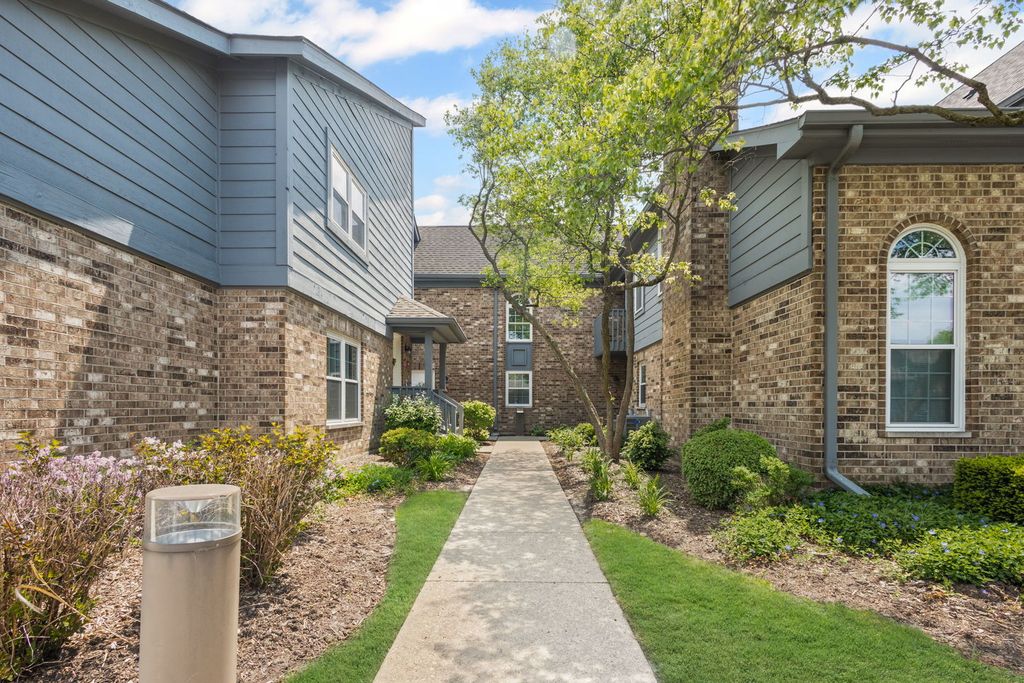 11 Foxcroft Road 11-131, Naperville, IL 60565