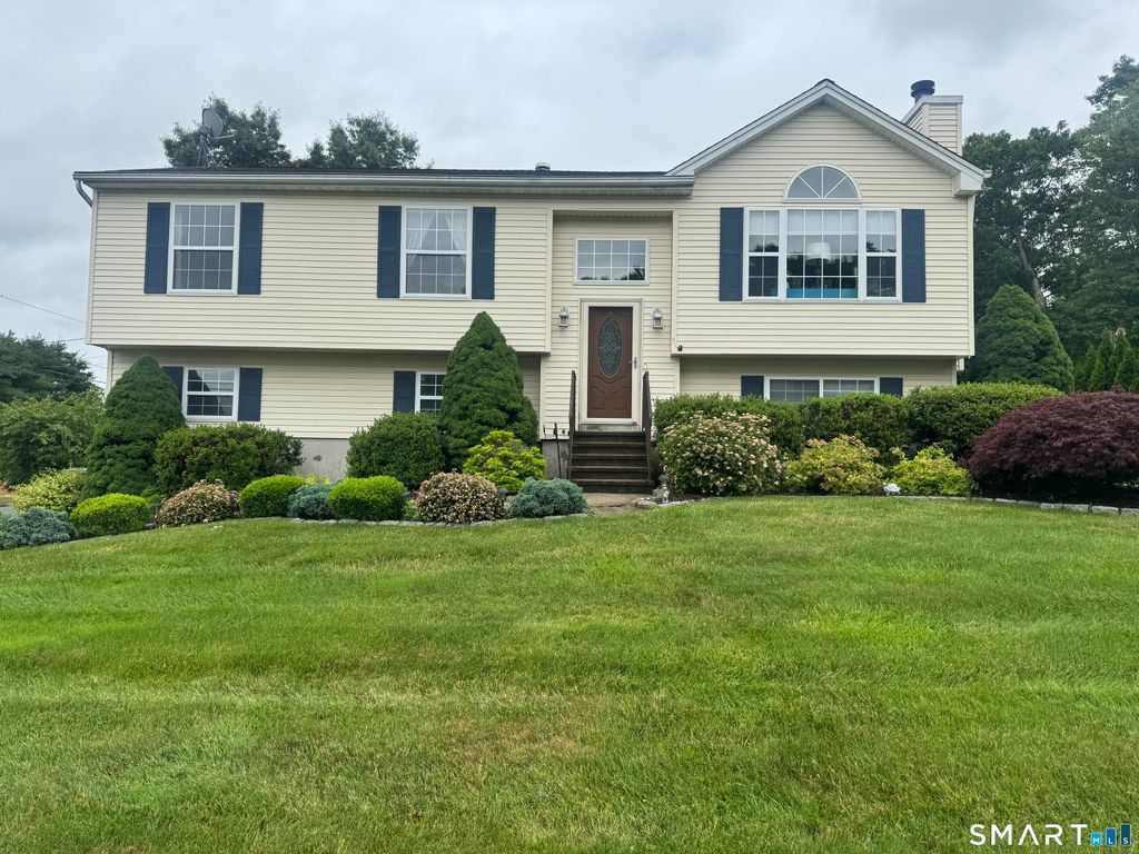 2 Michelle Lane, Naugatuck, CT 06770