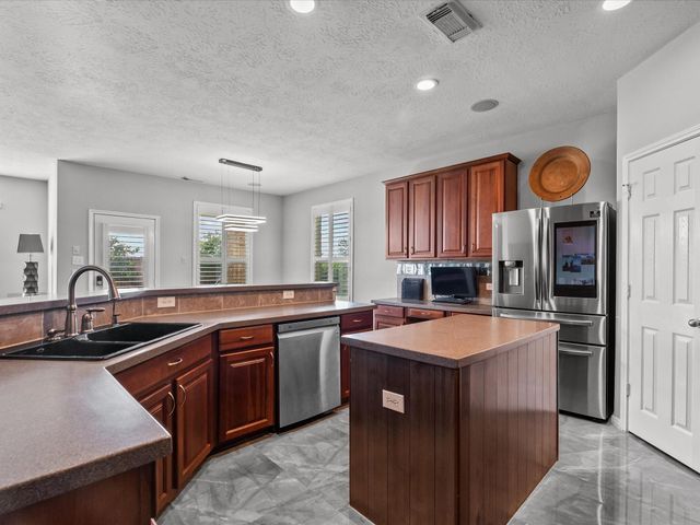 617 Forest Village, La Marque, TX 77568