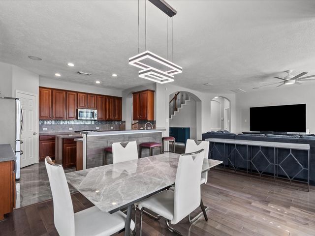 617 Forest Village, La Marque, TX 77568