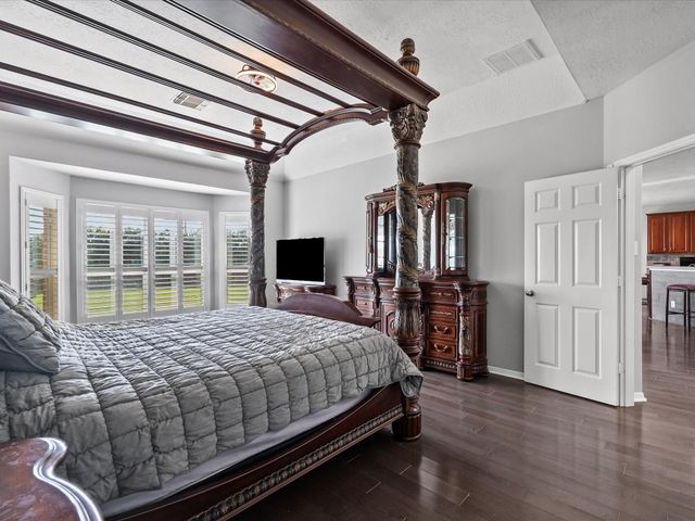 617 Forest Village, La Marque, TX 77568