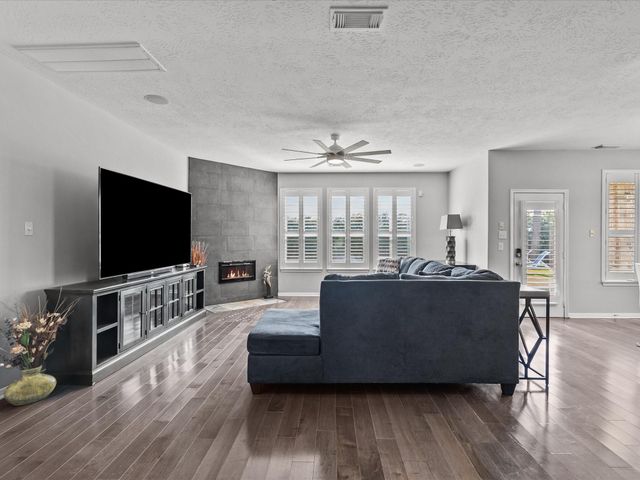 617 Forest Village, La Marque, TX 77568