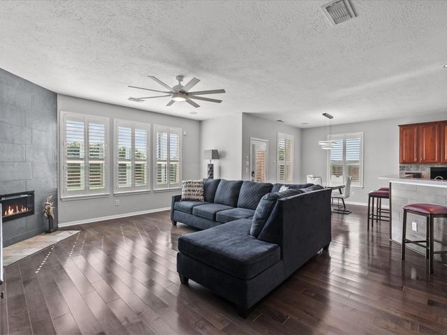 617 Forest Village, La Marque, TX 77568