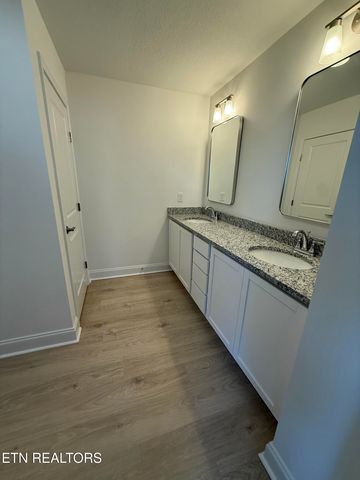 1736 Bennett Village Drive, Maryville, TN 37804