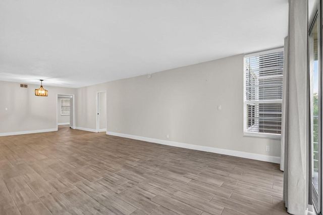 545 Oaks Lane 409, Pompano Beach, FL 33069