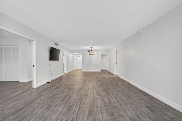 545 Oaks Lane 409, Pompano Beach, FL 33069