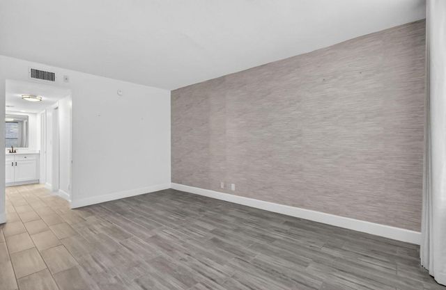 545 Oaks Lane 409, Pompano Beach, FL 33069