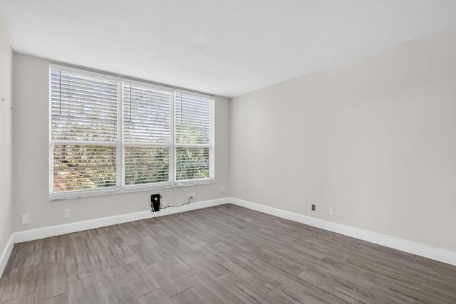 545 Oaks Lane 409, Pompano Beach, FL 33069