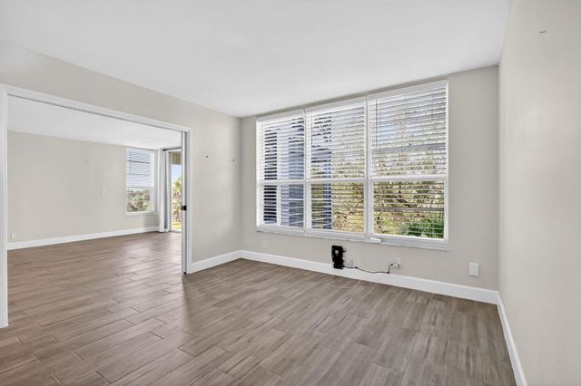 545 Oaks Lane 409, Pompano Beach, FL 33069