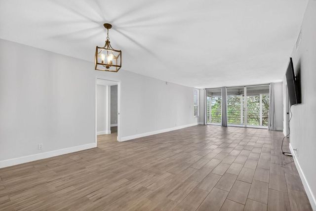 545 Oaks Lane 409, Pompano Beach, FL 33069