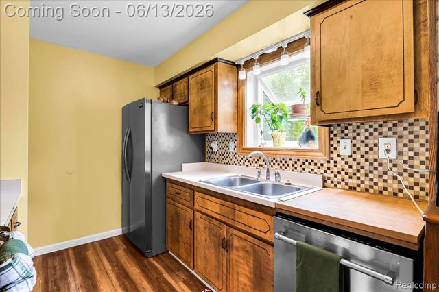 26877 N Dixboro Road, South Lyon, MI 48178