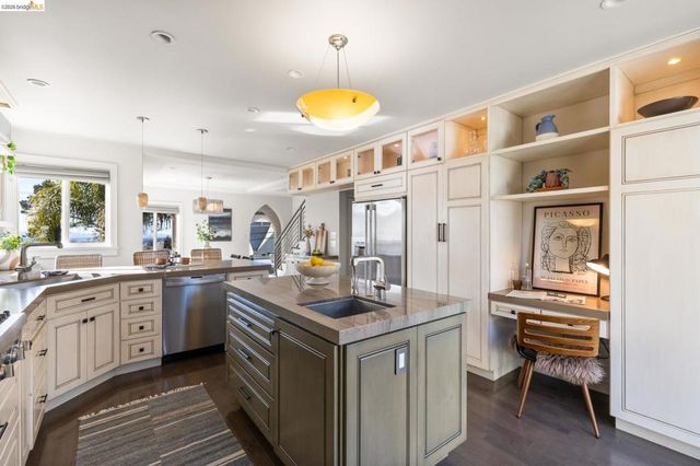 4452 4452 Davenport Ave, Oakland, CA 94619