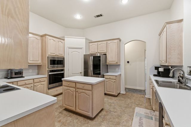541 Crickett Way, Grand Prairie, TX 75052