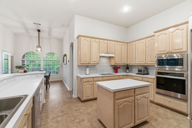 541 Crickett Way, Grand Prairie, TX 75052