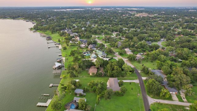 430 S Burnett Drive, Baytown, TX 77520