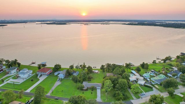 430 S Burnett Drive, Baytown, TX 77520