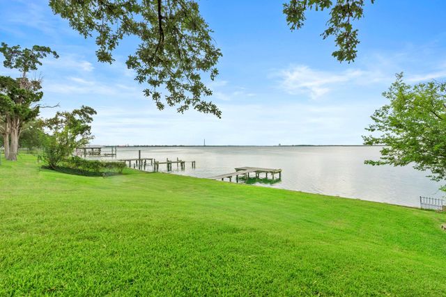 430 S Burnett Drive, Baytown, TX 77520