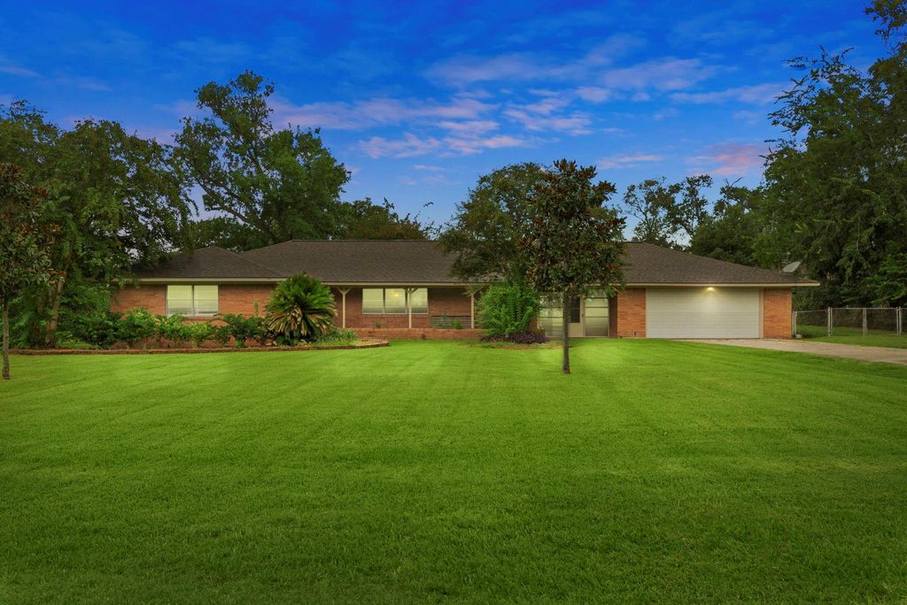 430 S Burnett Drive, Baytown, TX 77520