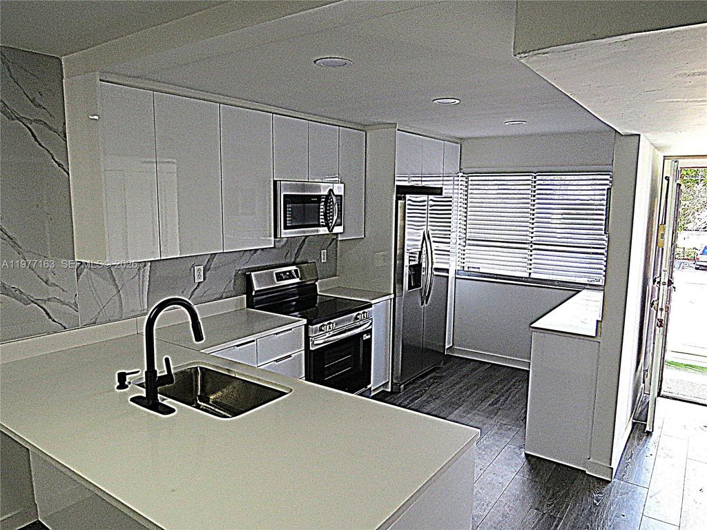 3591 Inverrary Drive 203, Lauderhill, FL 33319