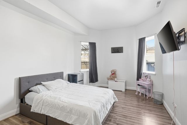 3248 W Maypole Avenue, Chicago, IL 60624