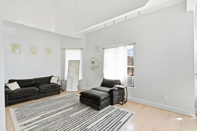 3248 W Maypole Avenue, Chicago, IL 60624