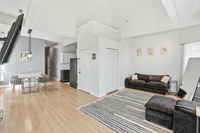 3248 W Maypole Avenue, Chicago, IL 60624