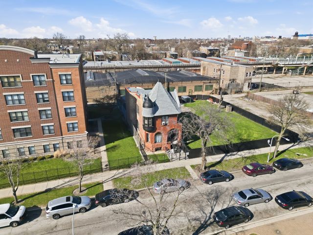 3248 W Maypole Avenue, Chicago, IL 60624