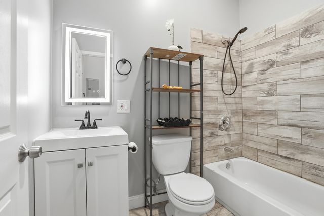 3248 W Maypole Avenue, Chicago, IL 60624