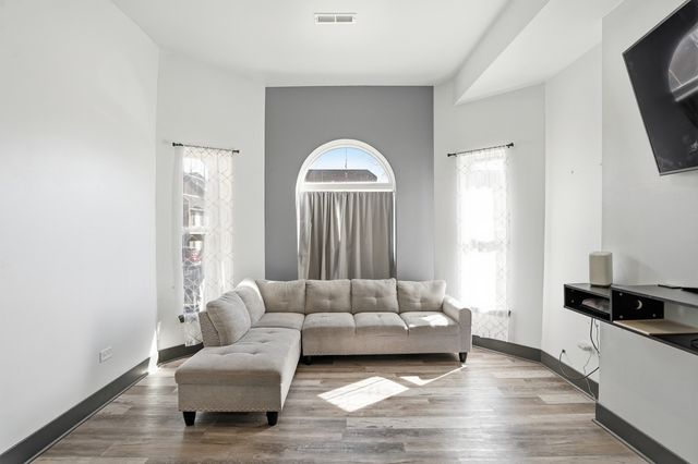 3248 W Maypole Avenue, Chicago, IL 60624