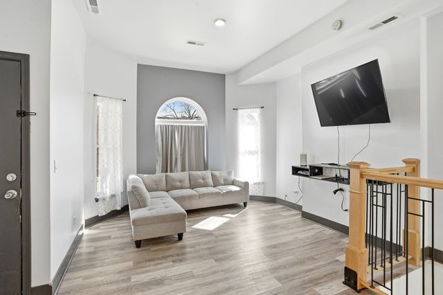 3248 W Maypole Avenue, Chicago, IL 60624