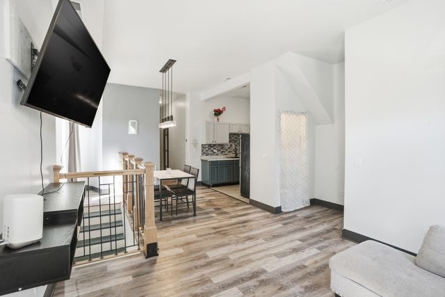 3248 W Maypole Avenue, Chicago, IL 60624