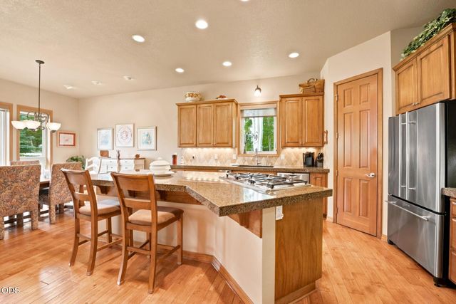 62028 Fall Creek Loop, Bend, OR 97702