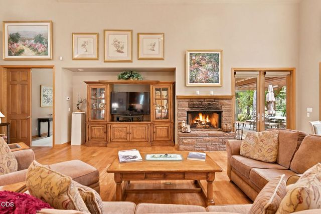 62028 Fall Creek Loop, Bend, OR 97702