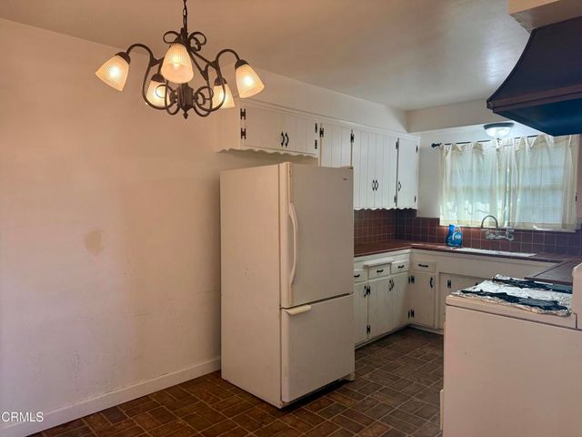 12811 Oxnard Street, Los Angeles, CA 91606