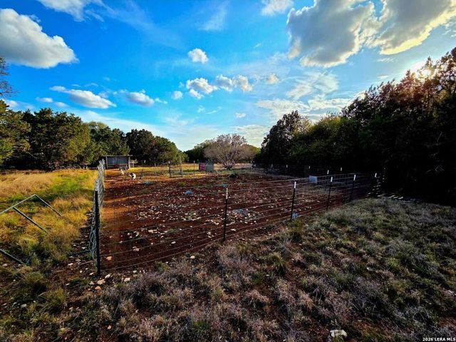 169 Oak Hollow Drive, Pipe Creek, TX 78063