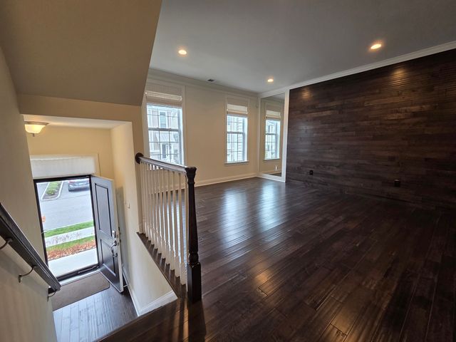 12 Putnam Lane, Danbury, CT 06810