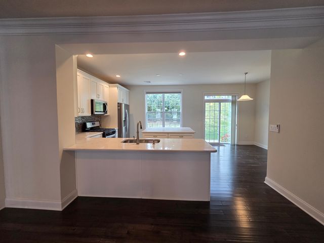 12 Putnam Lane, Danbury, CT 06810