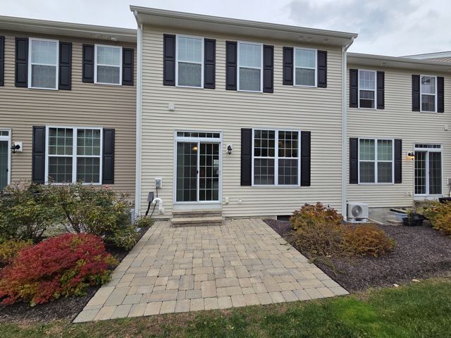12 Putnam Lane, Danbury, CT 06810