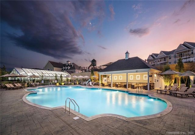 12 Putnam Lane, Danbury, CT 06810