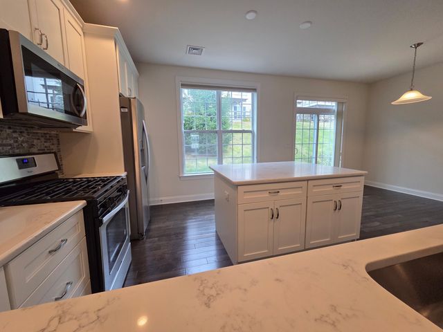 12 Putnam Lane, Danbury, CT 06810