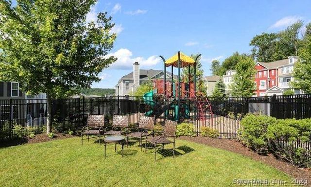 12 Putnam Lane, Danbury, CT 06810