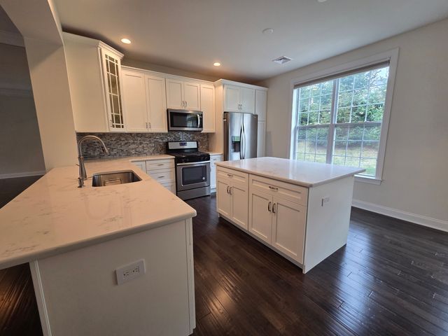 12 Putnam Lane, Danbury, CT 06810