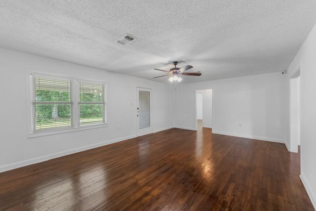 215 Bar Park Loop, Coldspring, TX 77331