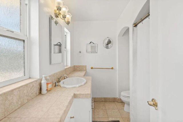 2808 Dove Street, San Diego, CA 92103