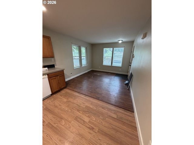 11911 Se ASH St 10, Portland, OR 97216