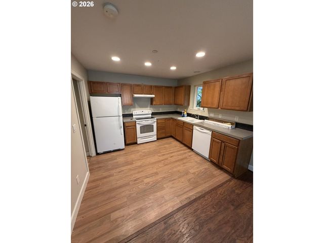 11911 Se ASH St 10, Portland, OR 97216