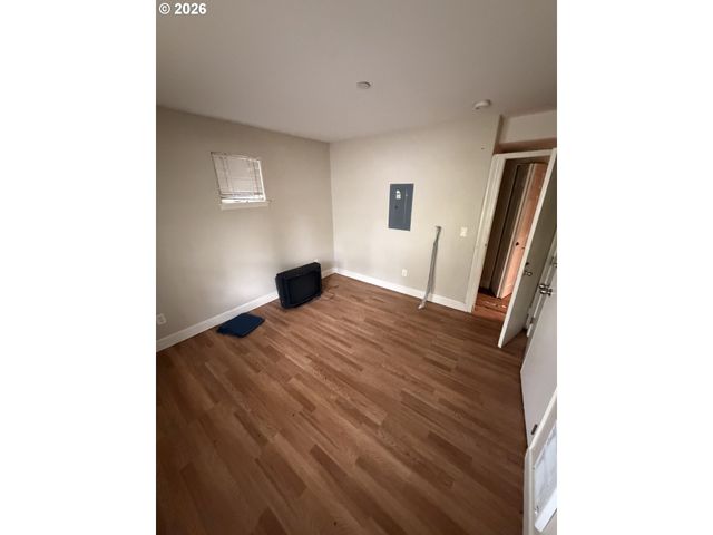 11911 Se ASH St 10, Portland, OR 97216