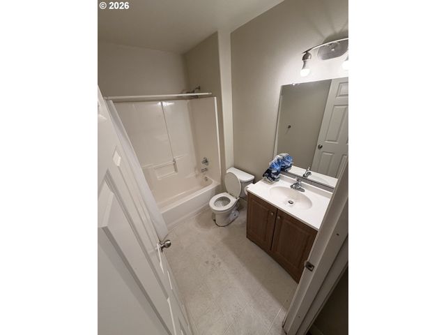 11911 Se ASH St 10, Portland, OR 97216